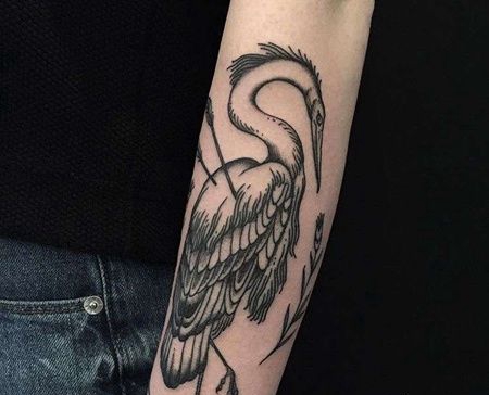 线条小臂鹤纹身图案