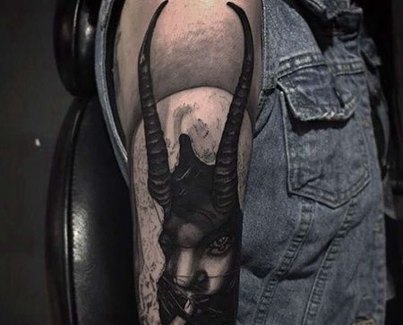 大臂恶魔纹身图案