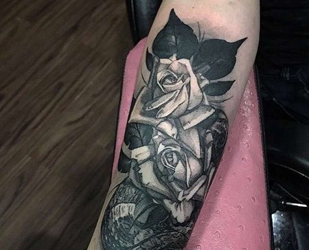 小臂玫瑰蛇纹身图案
