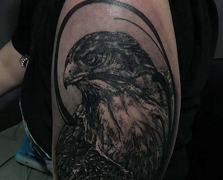 写实大臂老鹰纹身图案