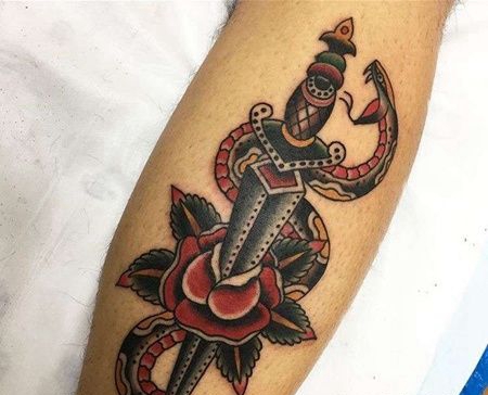 Old School小腿蛇匕首玫瑰纹身图案