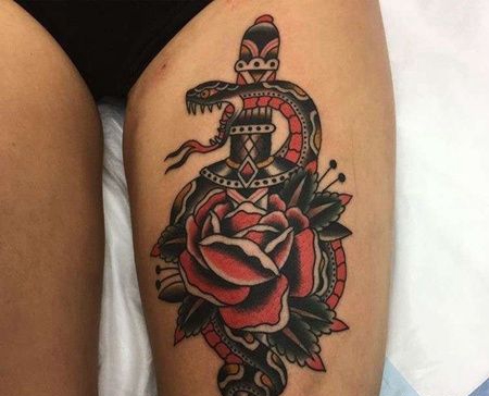 Old School大腿匕首玫瑰蛇纹身图案