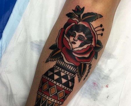 Old School小臂玫瑰花瓶纹身图案