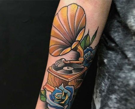 Old School小臂留声机纹身图案