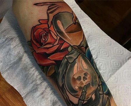 New School小臂沙漏玫瑰纹身图案