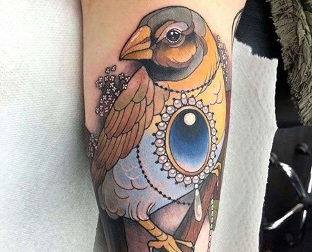 New School大臂鸟宝石纹身图案