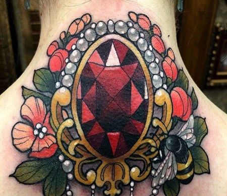 New School脖子宝石蜜蜂纹身图案