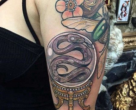 New School大臂水晶球蛇纹身图案