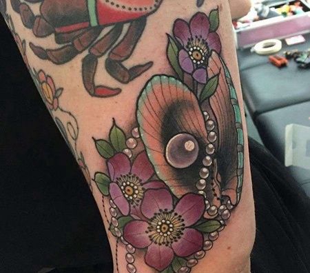 New School大臂贝壳纹身图案