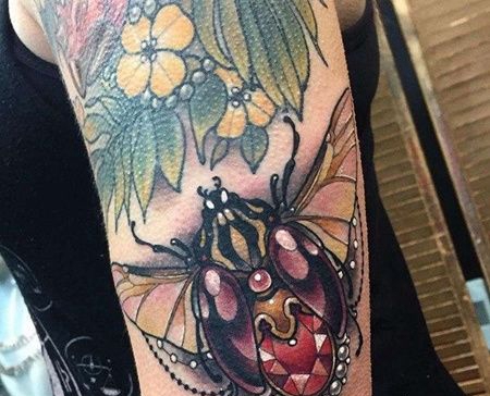 New School大臂甲虫宝石纹身图案