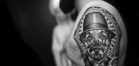 写实大臂小丑纹身图案