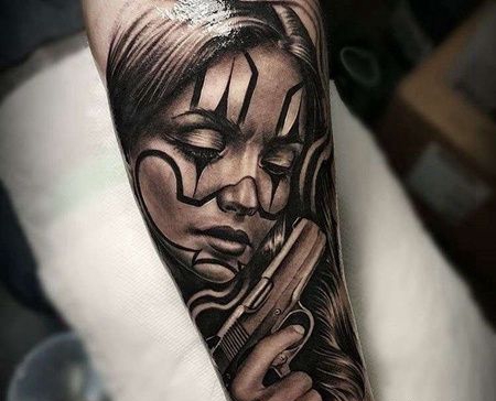 写实小臂女人手枪纹身图案