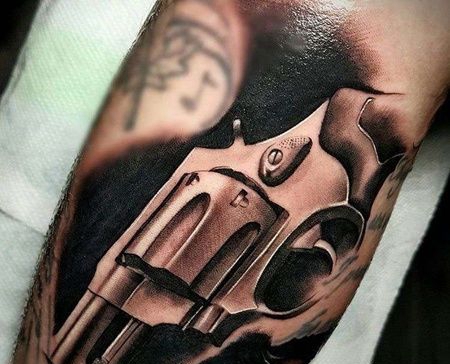 写实小腿手枪纹身图案