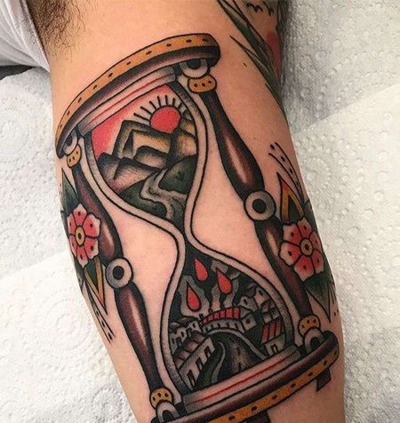 Old School大臂沙漏纹身图案