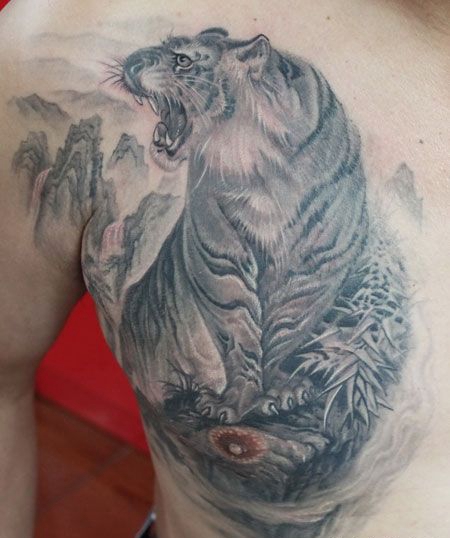 胸前上山虎纹身图案