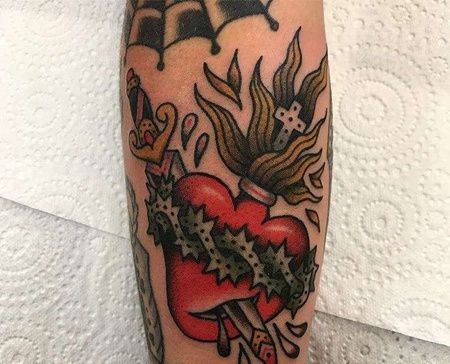 Old School小腿匕首心纹身图案