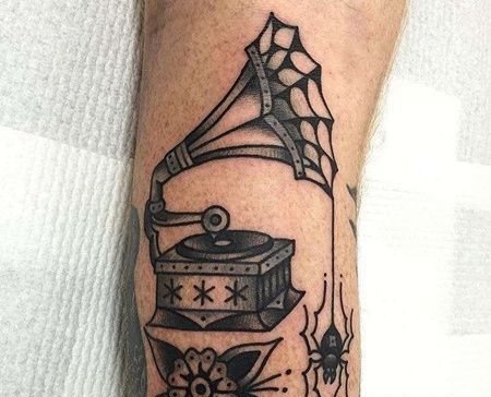 Old School小腿留声机纹身图案