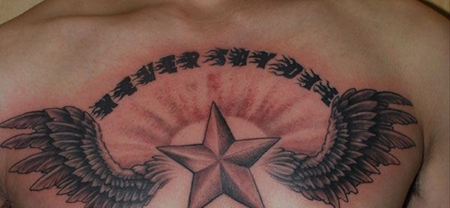 胸前五角星翅膀纹身图案
