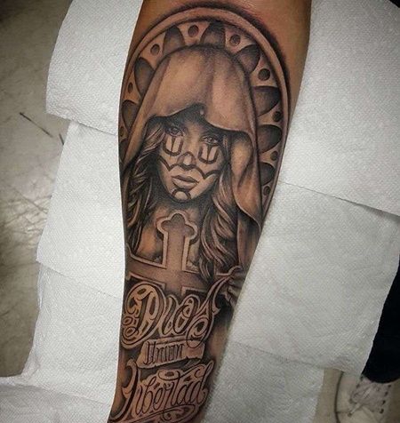 小臂女人花体字纹身图案