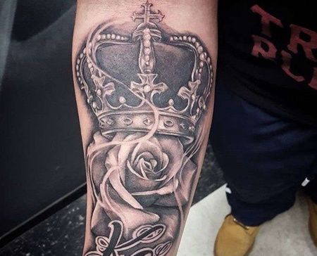 写实小臂玫瑰皇冠纹身图案