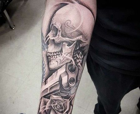 写实小臂骷髅枪玫瑰纹身图案