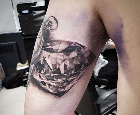 写实大臂钻石纹身图案