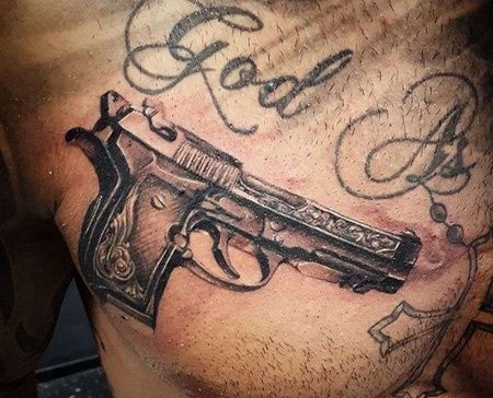 写实前胸手枪纹身图案