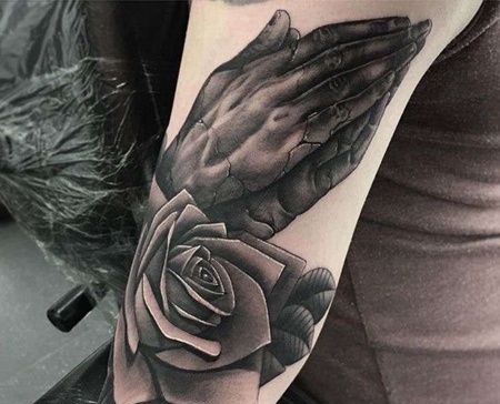 写实大臂手玫瑰纹身图案