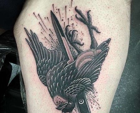 New School大腿乌鸦匕首纹身图案