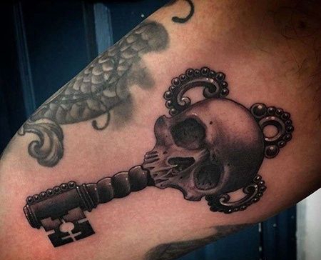 写实大臂骷髅钥匙纹身图案