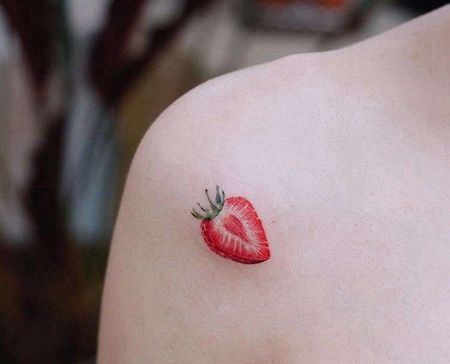 小清新后肩草莓纹身图案