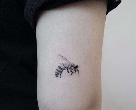 写实大臂蜜蜂纹身图案