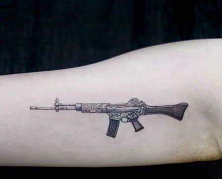 写实大臂枪纹身图案