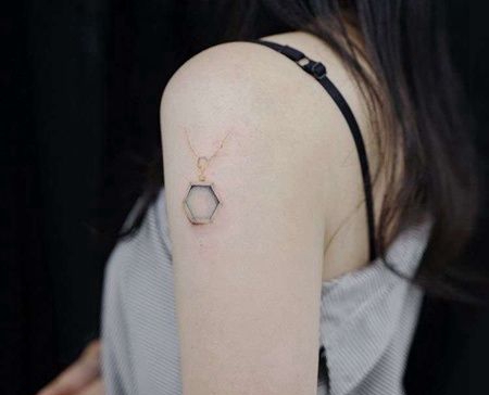 水彩大臂宝石纹身图案