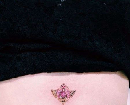 水彩腹部宝石心纹身图案