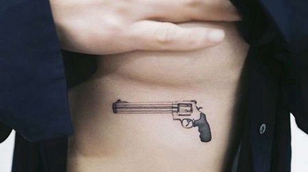 胸下手枪纹身图案