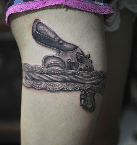 大腿蕾丝手枪纹身图案