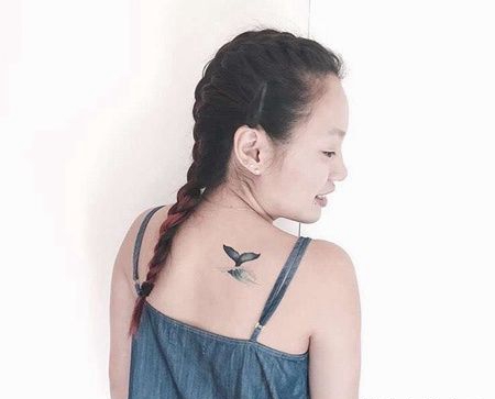 小清新后肩鲸鱼尾纹身图案