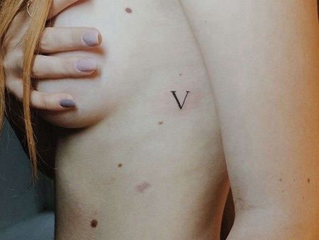 侧腰罗马数字纹身图案