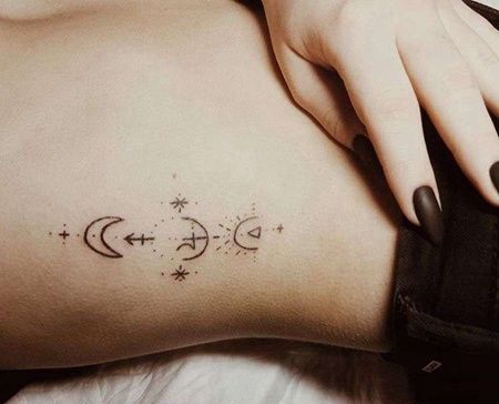 小清新侧腰月亮纹身图案