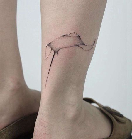 点刺小腿鳐鱼纹身图案