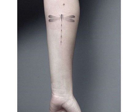 点刺小臂蜻蜓纹身图案