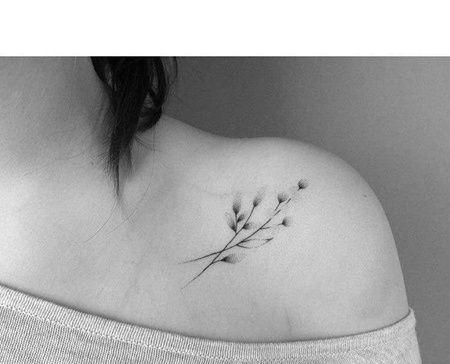 点刺锁骨花卉纹身图案