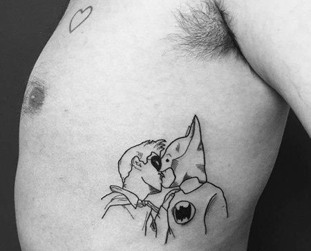 线条侧腰蝙蝠侠纹身图案