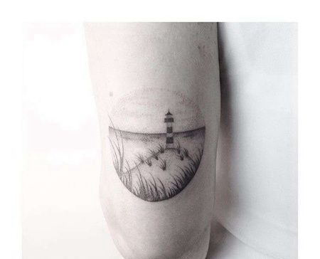 点刺大臂灯塔纹身图案