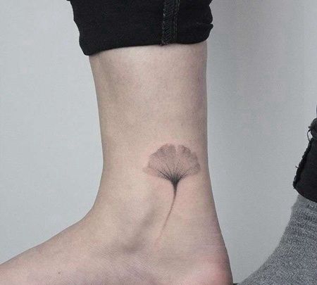 点刺脚踝银杏叶纹身图案