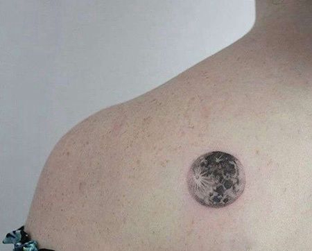 点刺后肩月球纹身图案