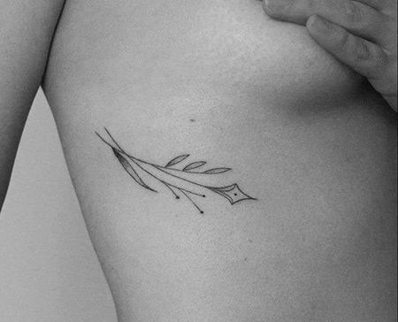 点刺胸下叶子纹身图案