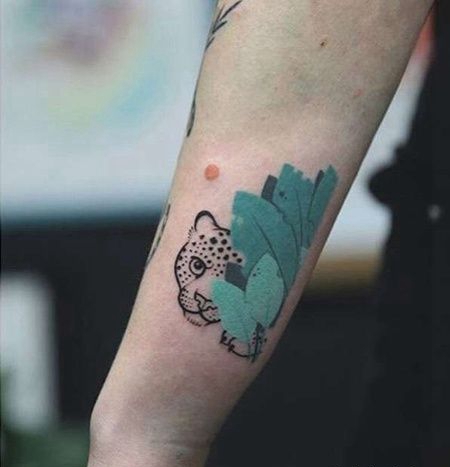 小臂叶子豹子纹身图案