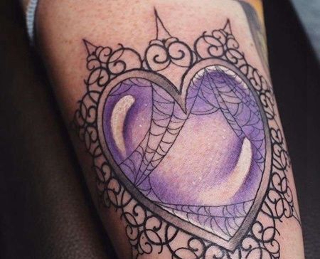 New School大腿宝石心纹身图案